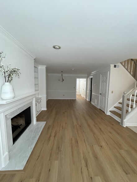 Main living area - 880 Lenox Oaks Cir NE