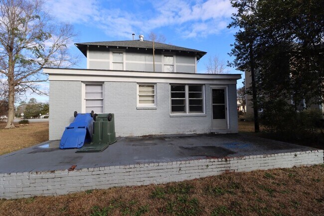Building Photo - 4910 Colonial Dr
