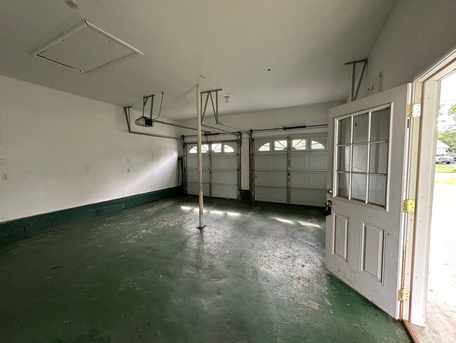 Building Photo - IMMACULATE ONE LEVEL HOME AVAILABLE IN SUR...