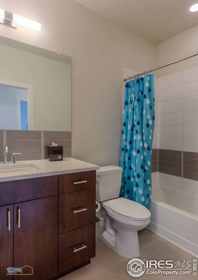 Building Photo - Discover this 3-bedroom, 2.5-bath townhome in Louisville!