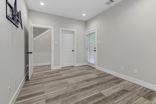 Building Photo - 1329 Buescher Dr