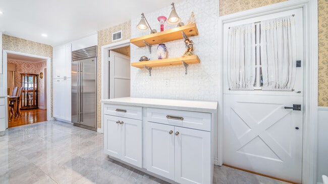 Building Photo - Burbank Wonder Years house