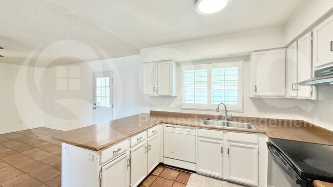 Building Photo - 8960 W Royal Palm Rd