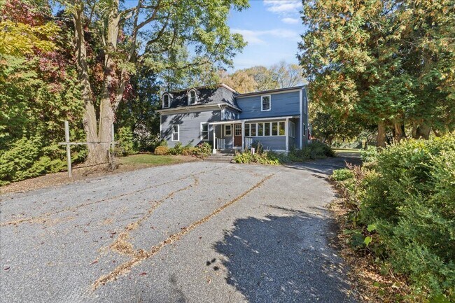 Building Photo - Well-Cared for historic beauty in private setting tucked in the Hill Section