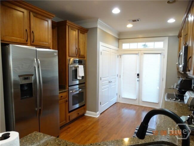 Building Photo - 323 Lakeview Dr