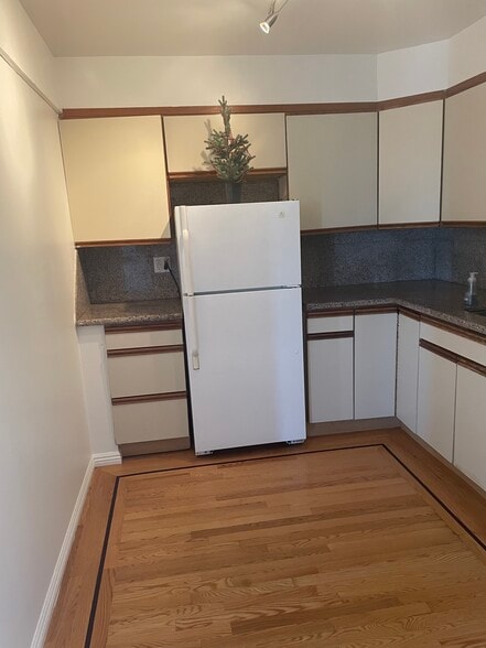 Building Photo - 450 Ortega St