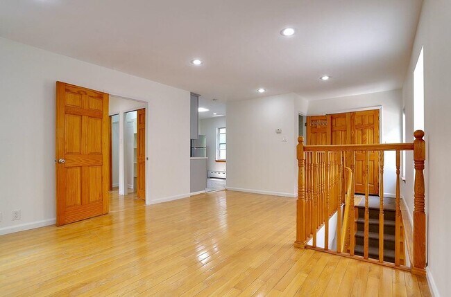 Building Photo - 108 Hutton St