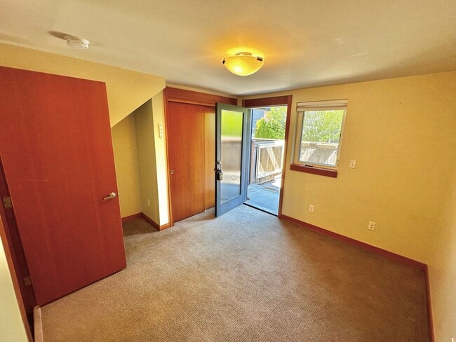 Building Photo - Three-Level Loft-Style 2BR | 3BA with Priv...