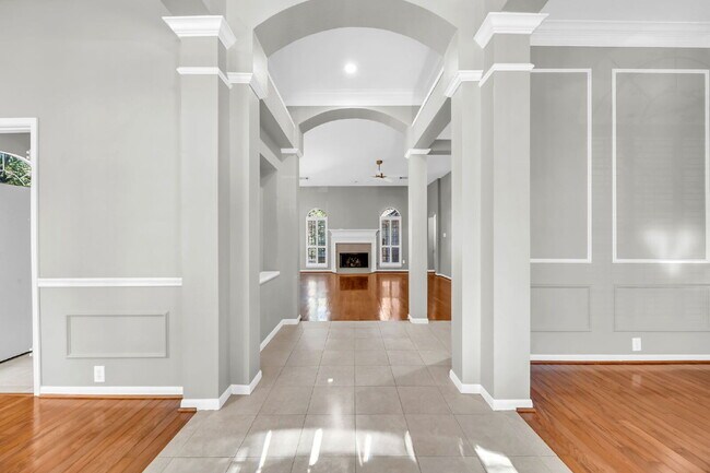 Building Photo - MOVE IN READY! Cream-of-the-crop location in the heart of the cul-de-sac!