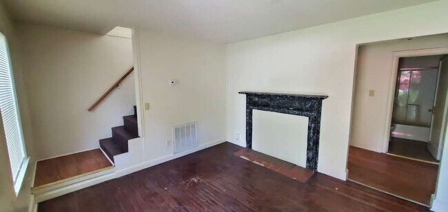 Building Photo - 2 Bedroom House