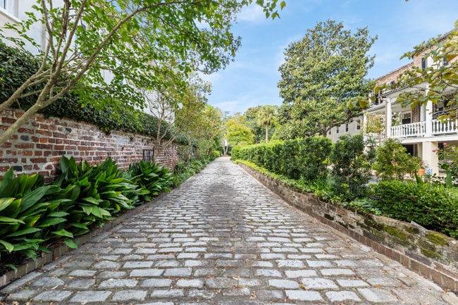 Building Photo - 69 Anson St