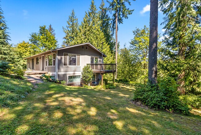 Building Photo - Home on Acreage with Mountain views