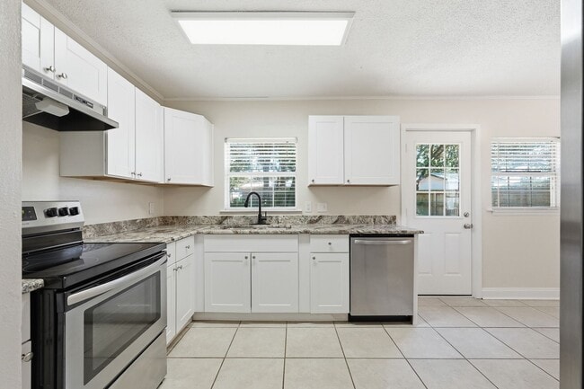 Building Photo - 3 bedroom in Mary Esther Heights!