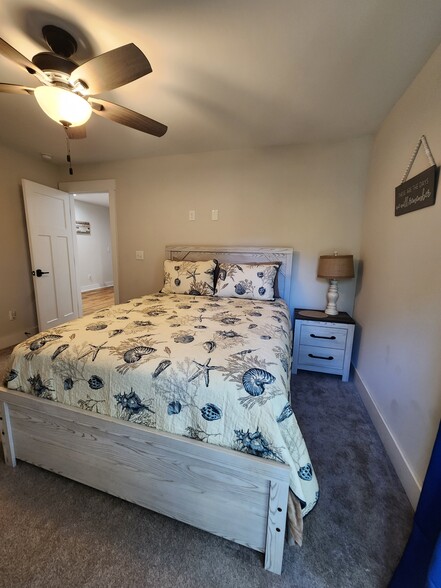 Bedroom 2 with queen bed - 463 Lake Wylie Rd