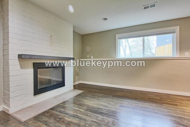 Building Photo - 4 Bed, 3 Bath  Split Level Home in Sherwood