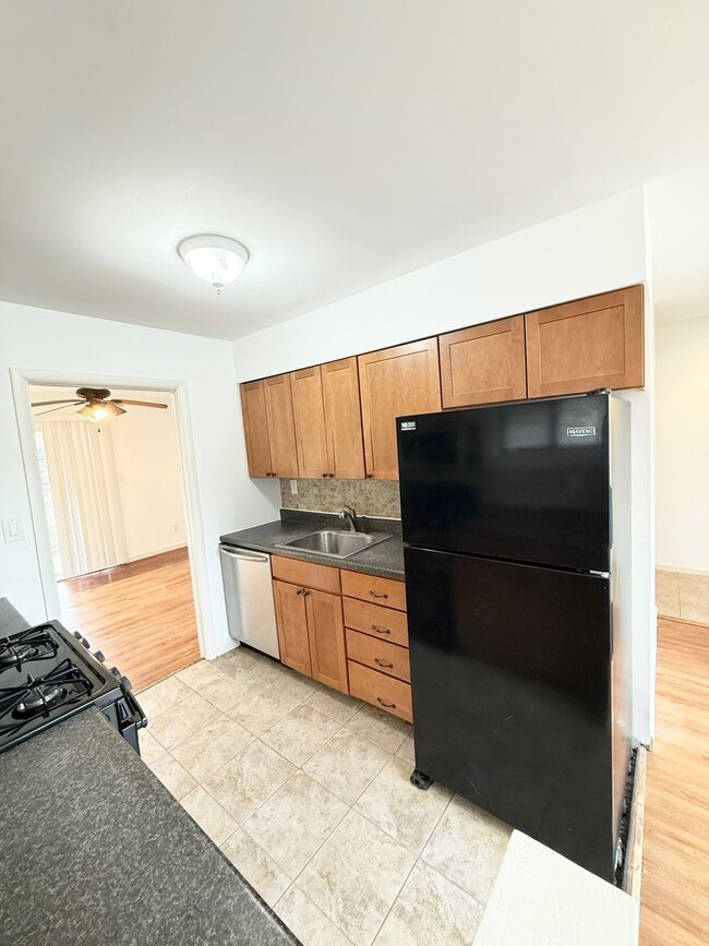 Building Photo - Newly Renovated 3 Bedroom 1.5 Bath House f...