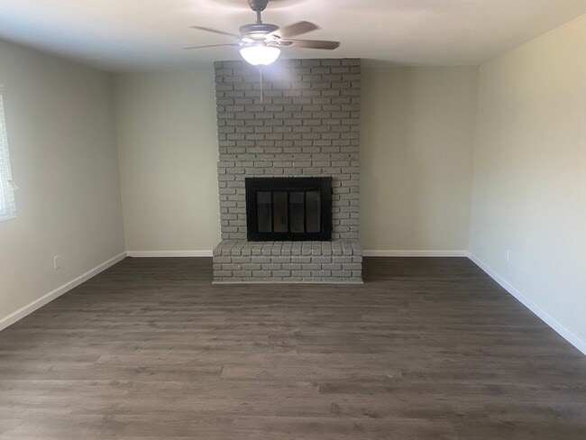 Building Photo - 3 bedroom 2 bathroom in Tulare!