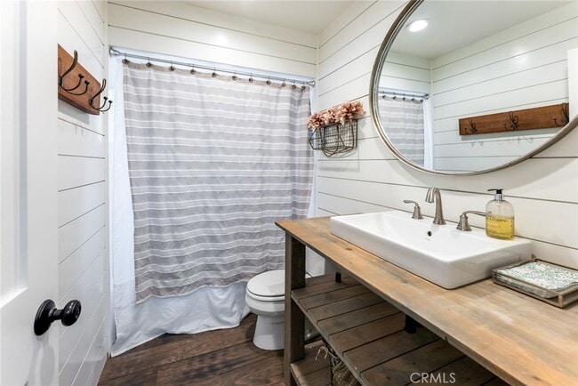 Building Photo - 10122 Viking Ave