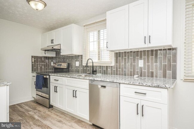 Building Photo - 14550 Farmcrest Pl