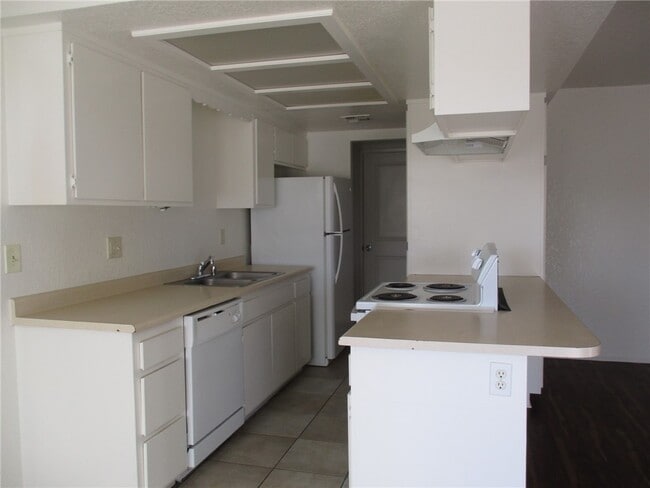 Building Photo - 5090 La Calzada Rd