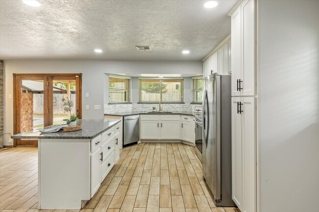 Building Photo - 2508 NE Turtle Creek Dr