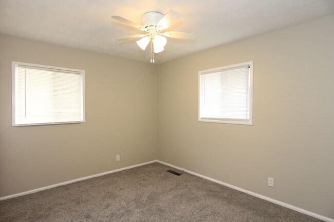 Building Photo - Three Bedroom Lafayette Home!