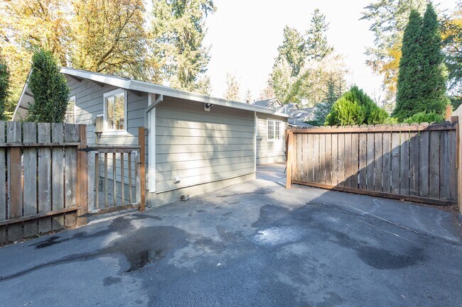 Building Photo - Gorgeous Lake Oswego Remodeled Cottage