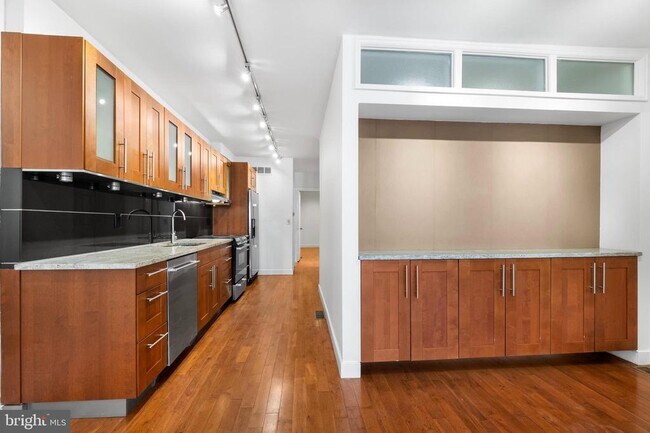 Building Photo - 530 S 15th St