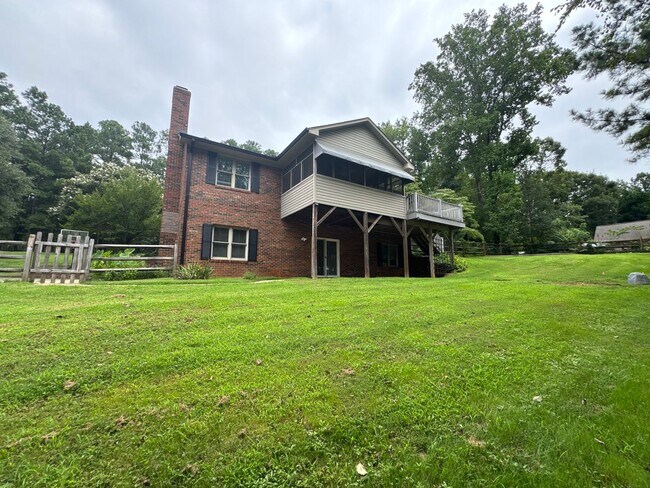 Building Photo - 3BR/3.5BA plus bonus Full-Brick Ranch with...