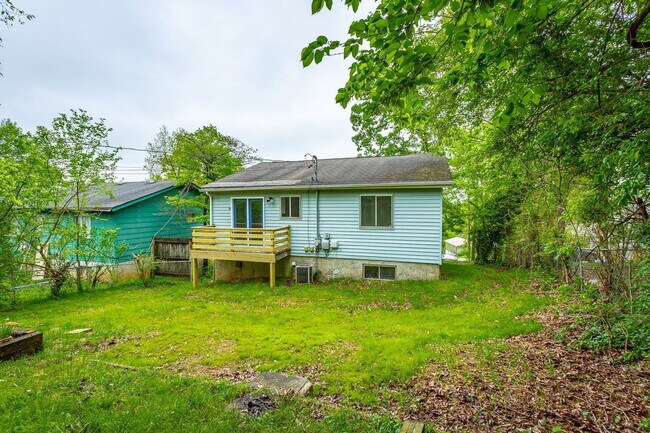 Building Photo - 833 Sylvan Dr