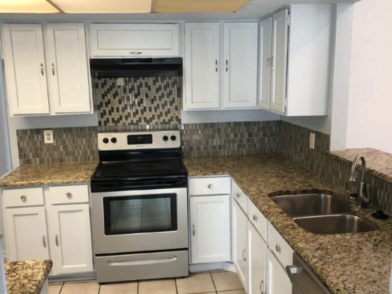 Building Photo - 2207 Heritage Cir