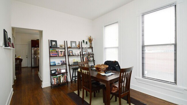 Building Photo - Large 2bd/ + Den/1bth Updated, in West Town, Avail 8/1!