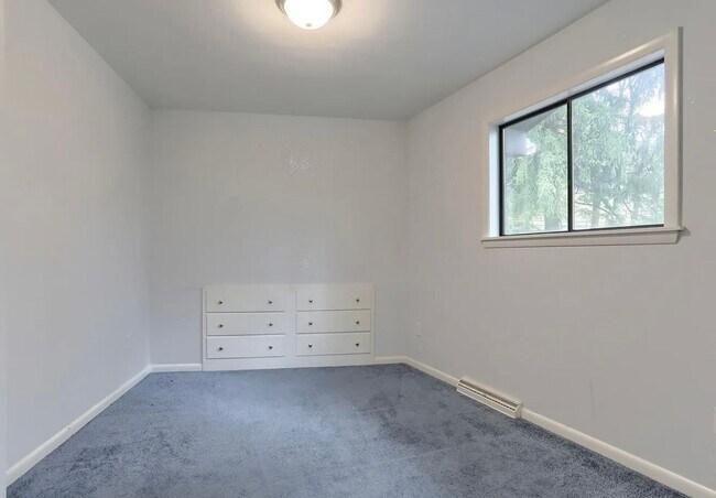 Building Photo - Secluded 3 Bedroom 4 Bath Home