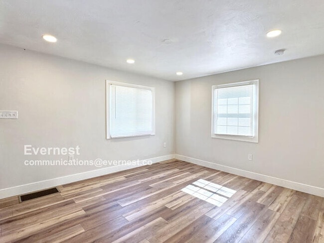 Building Photo - 210 Rosecrest Dr