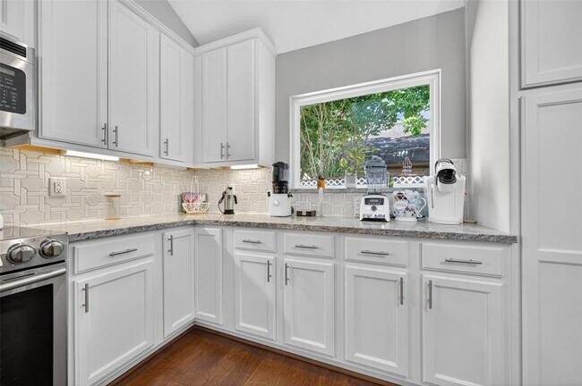 Building Photo - 9400 Doliver Dr