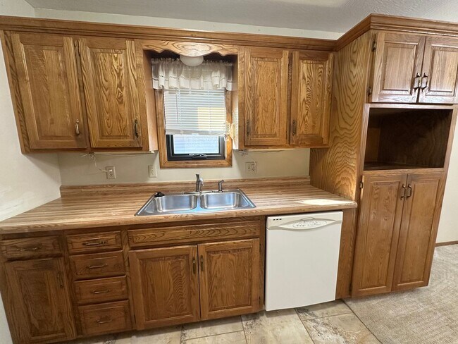 Building Photo - Charming 3 Bedroom Brick Home with Fenced Backyard