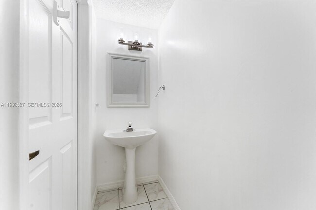 Building Photo - 1120 W Lake St