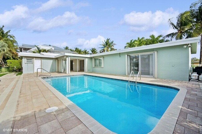 Building Photo - 2433 NE 24th St