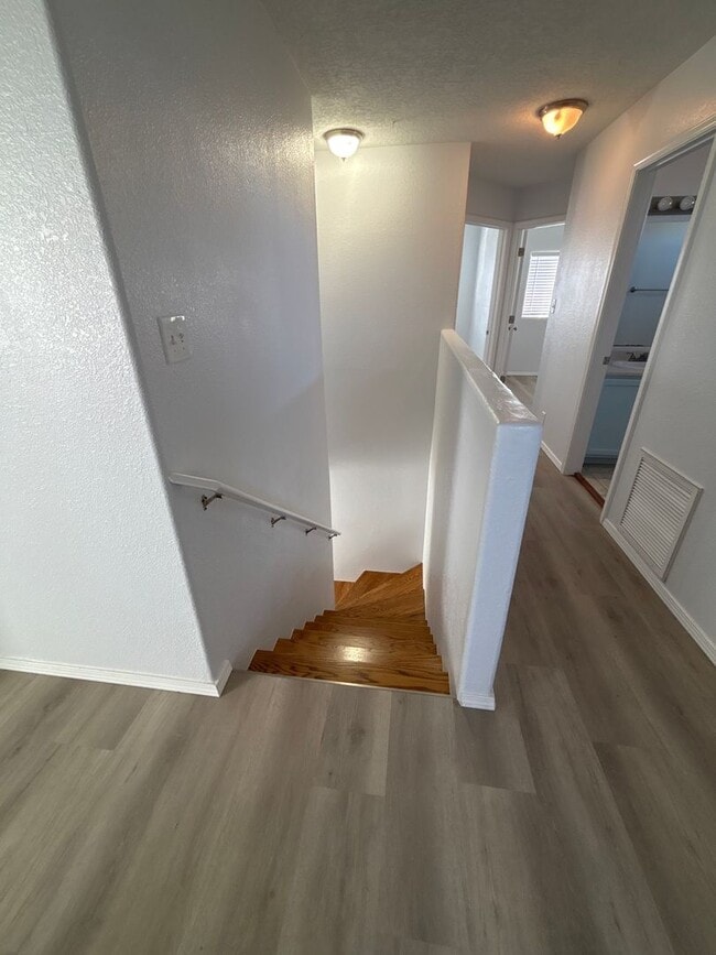 Building Photo - 5 Bedroom House