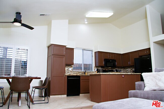Building Photo - 8506 Blue Heron Dr