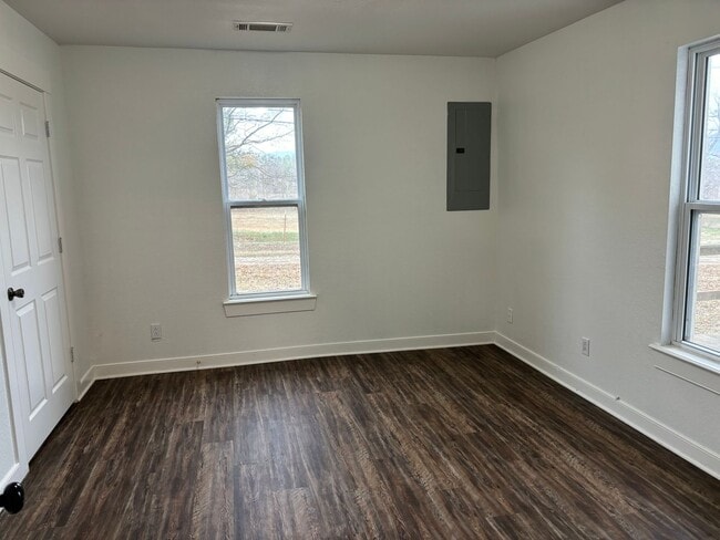 Building Photo - 500 Bache St