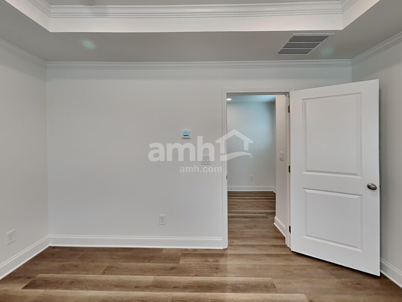 Building Photo - 1043 Highland Walk