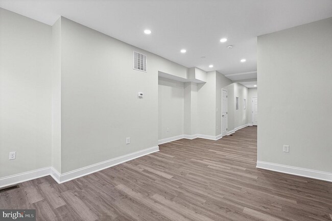 Building Photo - 3 bedrooms, 3.5 bathrooms