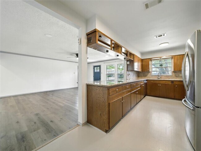 Building Photo - 1604 Springdale Rd
