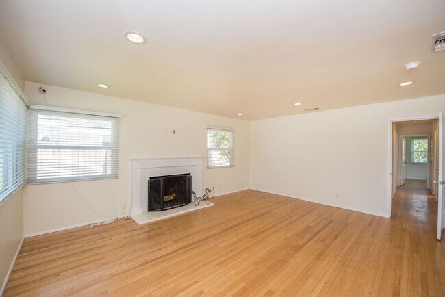 Building Photo - 20092 Bayview Ave