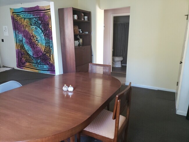 Building Photo - 406 E 12th St