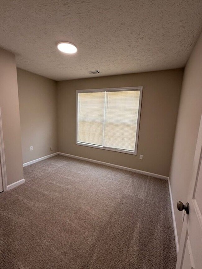 Building Photo - 4 Bedroom 3 Bath Specious Home