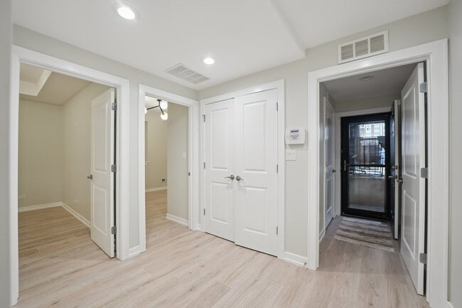 Building Photo - 1635 W Warren Blvd