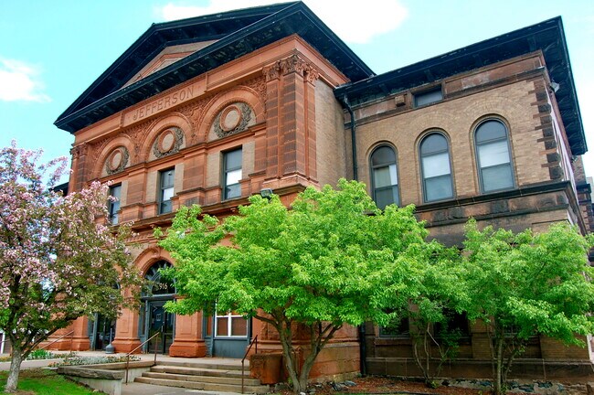 Building Photo - 916 E 3rd St