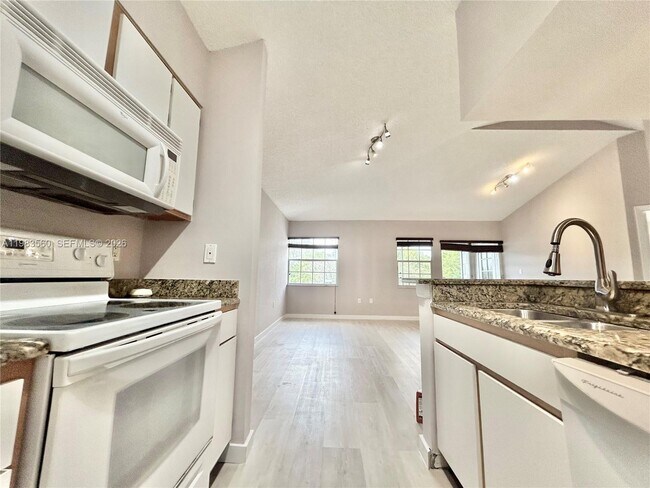 Building Photo - 2811 N Oakland Forest Dr